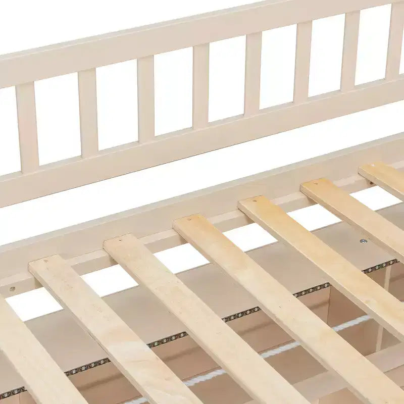 Lit superposé moderne pleine grandeur avec rangements, étagères éclairées et panneau perforé