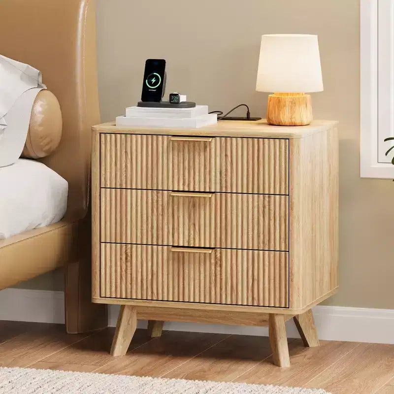 Table de chevet, Table d'appoint de 61 cm avec station de charge et 3 tiroirs, Table de chevet en bois de style moderne du milieu du siècle pour chambre à coucher, Table d'appoint pour salon