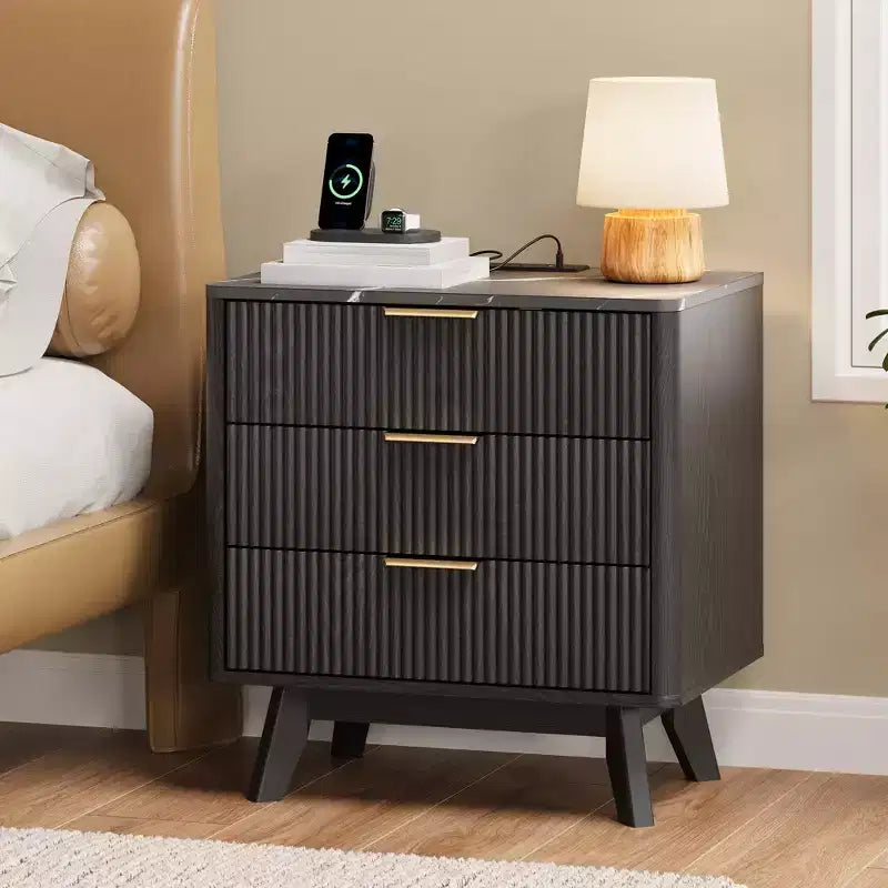 Table de chevet, Table d'appoint de 61 cm avec station de charge et 3 tiroirs, Table de chevet en bois de style moderne du milieu du siècle pour chambre à coucher, Table d'appoint pour salon
