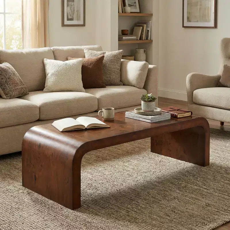 Table basse cascade moderne avec bords incurvés
