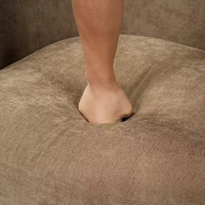 Fauteuil pivotant moderne avec cadre en bois et pieds en métal