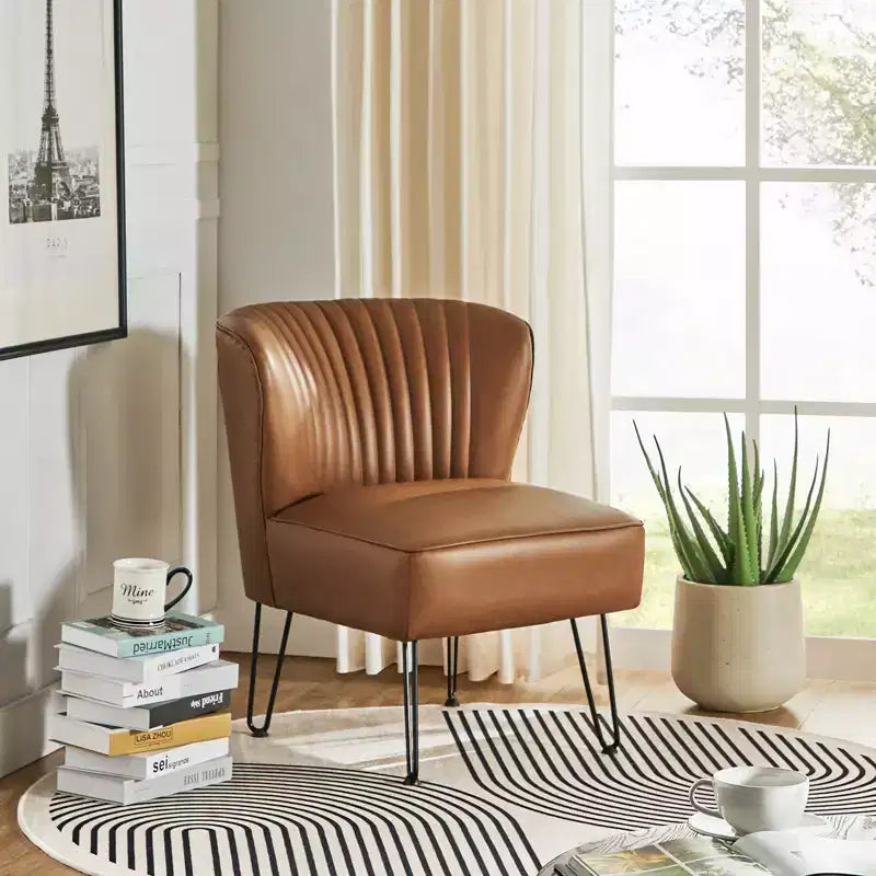 Chaise d'appoint contemporaine en similicuir végane avec dossier capitonné et pieds en métal
