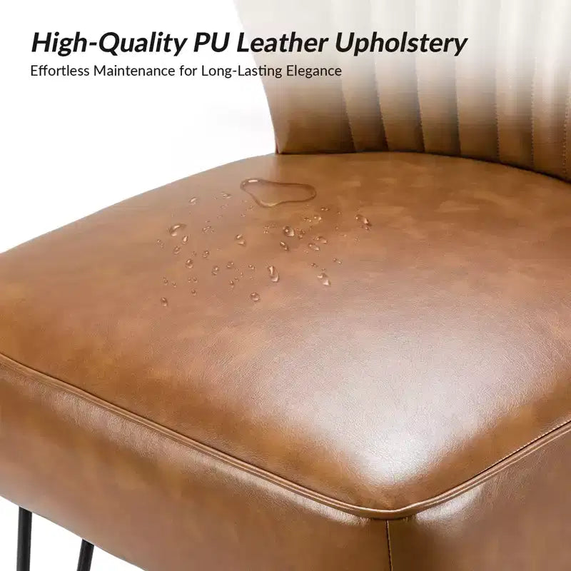 Chaise d'appoint contemporaine en similicuir végane avec dossier capitonné et pieds en métal