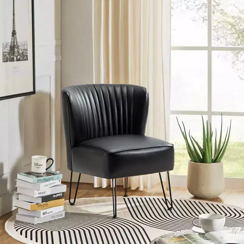 Chaise d'appoint contemporaine en similicuir végane avec dossier capitonné et pieds en métal