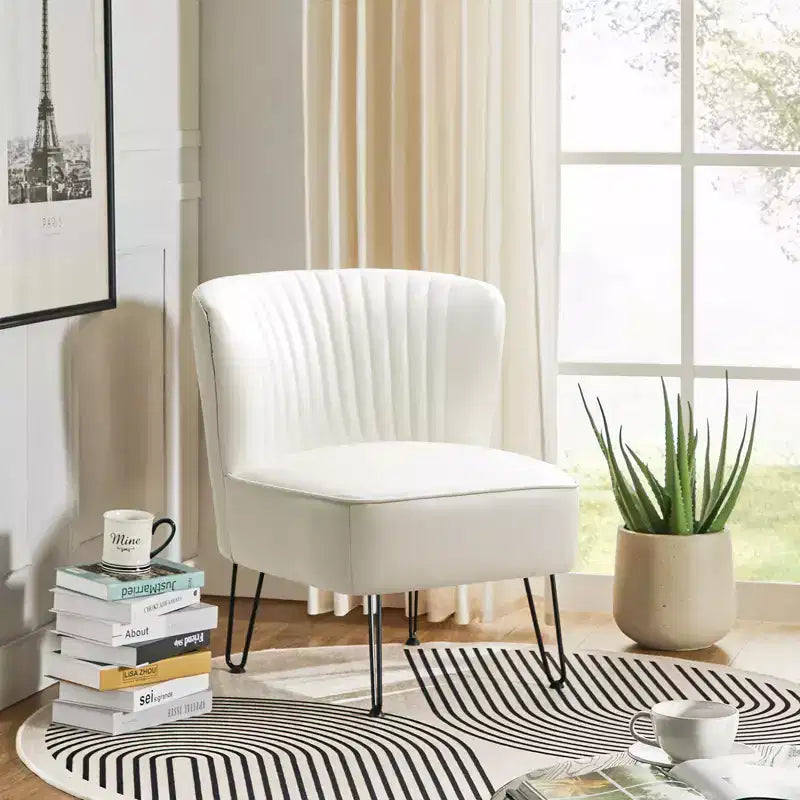 Chaise d'appoint contemporaine en similicuir végane avec dossier capitonné et pieds en métal
